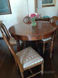 tavolo rotondo con sedie