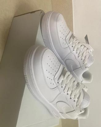 Nike Air Force 1 07 Classic Low-Top Sneakers 39