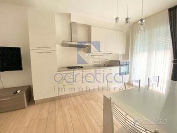 Vicino alla spiaggia con terrazzino e posto auto