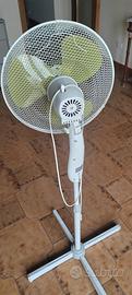 Ventilatore da terra bianco e verde