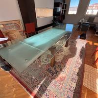 Tavolo in vetro temperato con gambe in legno