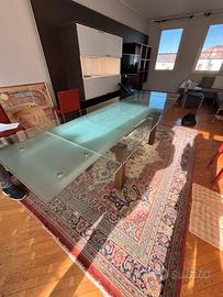 Tavolo in vetro temperato con gambe in legno