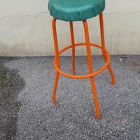 Sgabello in metallo restaurato