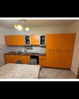 Cucina più tavolo e sedie