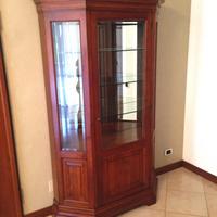 Vetrina in noce con ripiani in cristallo