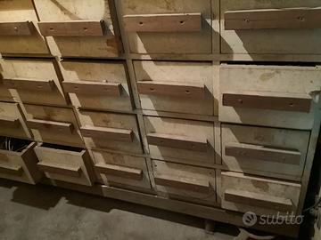 Cassettiera stile industriale vintage.