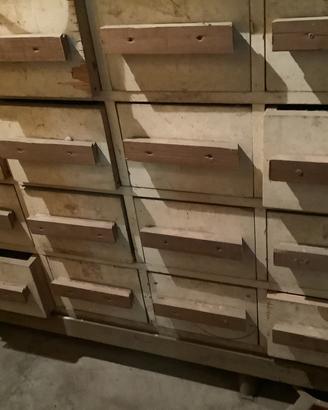 Cassettiera stile industriale vintage.