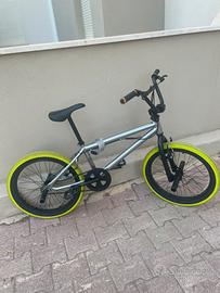 bici BMX nera e grigia con cerchi verdi