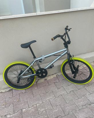 bici BMX nera e grigia con cerchi verdi