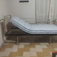 letto d'ospedale con sollevamento manuale, sponde