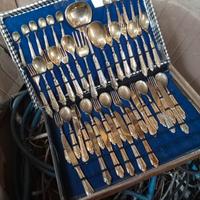 Set di posate anticate.