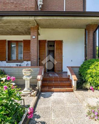 VILLA A SCHIERA A REGGIO NELL'EMILIA