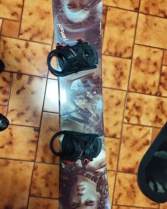 tavola snowboard con attacchi 