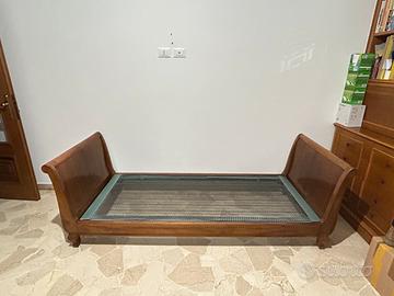 Letto a barca in noce massello