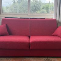 divano letto rosso due posti con rete e materasso.