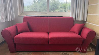 divano letto rosso due posti con rete e materasso.