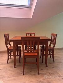 Tavolo in legno con 4 sedie