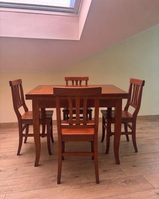 Tavolo in legno con 4 sedie