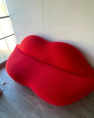 Divano a forma di labbra rosso – Design iconico