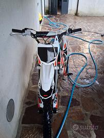 o pit bike kayo 140cc.  anno 2025 