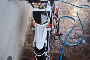 o pit bike kayo 140cc.  anno 2025 