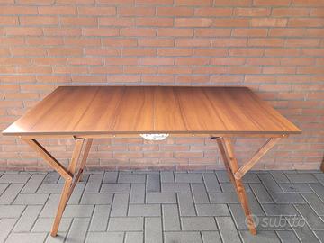 Tavolo in legno ripiegabile