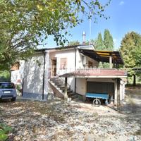 Casa singola con 2 camere, annesso e noceto