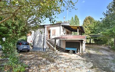 Casa singola con 2 camere, annesso e noceto