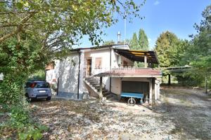 Casa singola con 2 camere, annesso e noceto