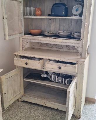 Antica credenza in legno