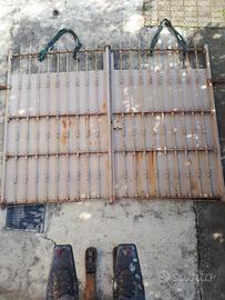 portone antico chiodato  