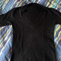 Maglioncino nero donna aderente con scollo a V