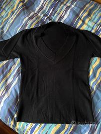 Maglioncino nero donna aderente con scollo a V