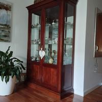Vetrina in legno massello colore ciliegio.
