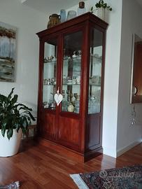 Vetrina in legno massello colore ciliegio.