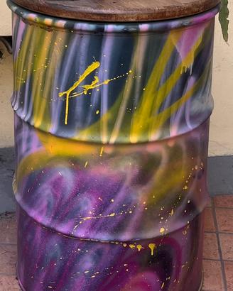 Poser bidone latta decorato a spray