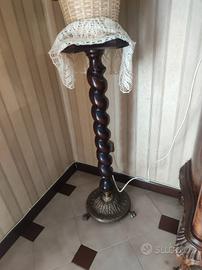 Piantana in legno tornito con base in ottone