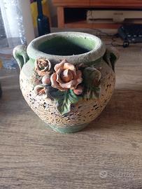 Vaso in terracotta con motivi floreali