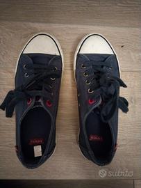 Scarpe sneakers Levis blu.