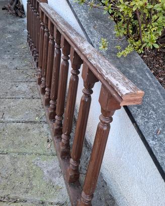 ringhiera in legno da restaurare 