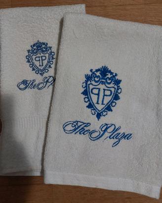 The Plaza Hotel - 2 asciugamani bianchi ricamati
