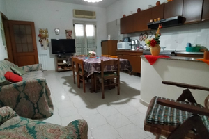 Casa indipendente con cantina, giardino e garage