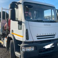 Iveco Eurocargo 120 E 25 con gru