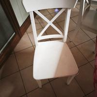 Sedie bianche in legno