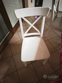 Sedie bianche in legno