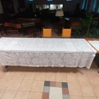 Tovaglia in lino ricamata a punto siciliano.