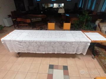 Tovaglia in lino ricamata a punto siciliano.