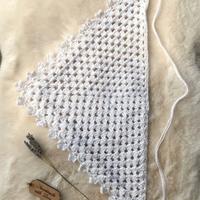 Bandana all’uncinetto, fatta interamente a mano.