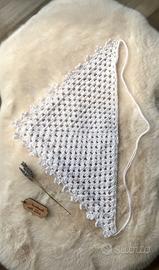 Bandana all’uncinetto, fatta interamente a mano.