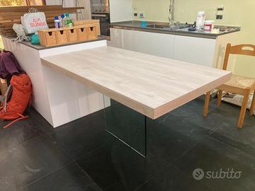 Tavolo in legno e vetro